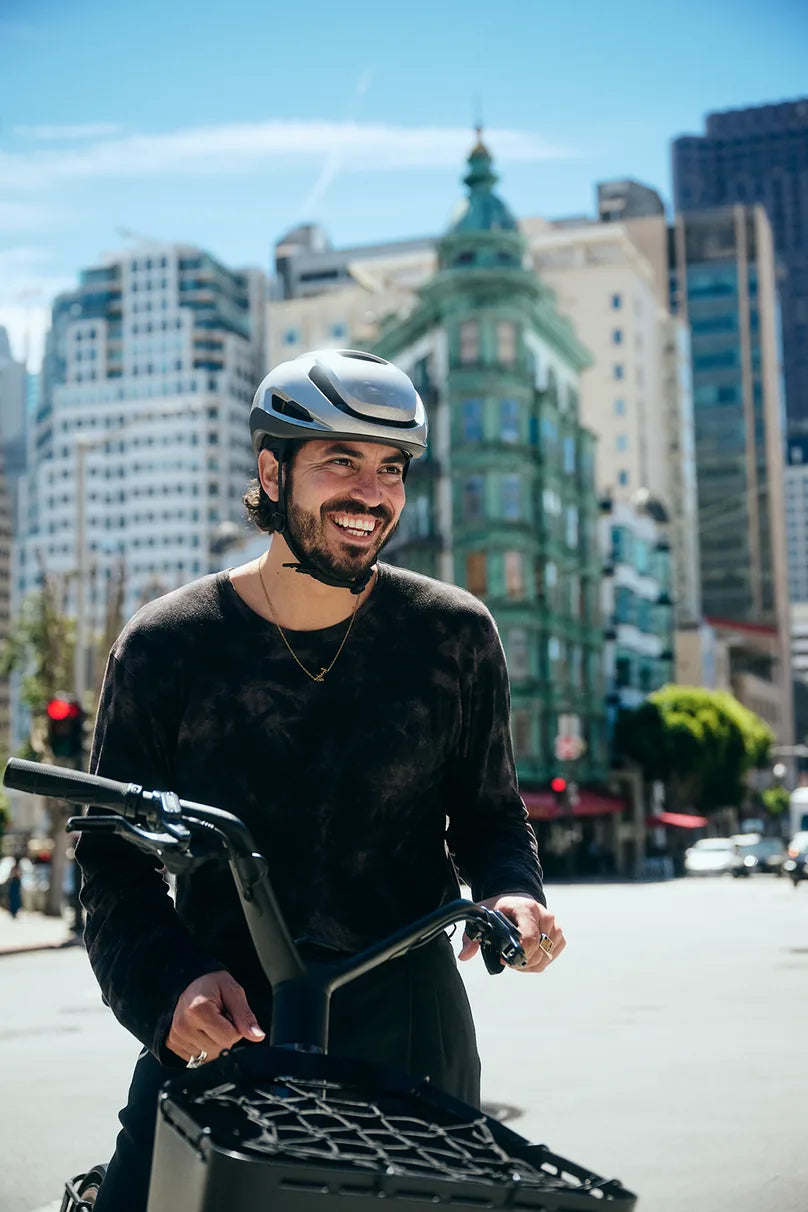Rider with a bike in the city wearing Lumos Aero GT in Aston Grey