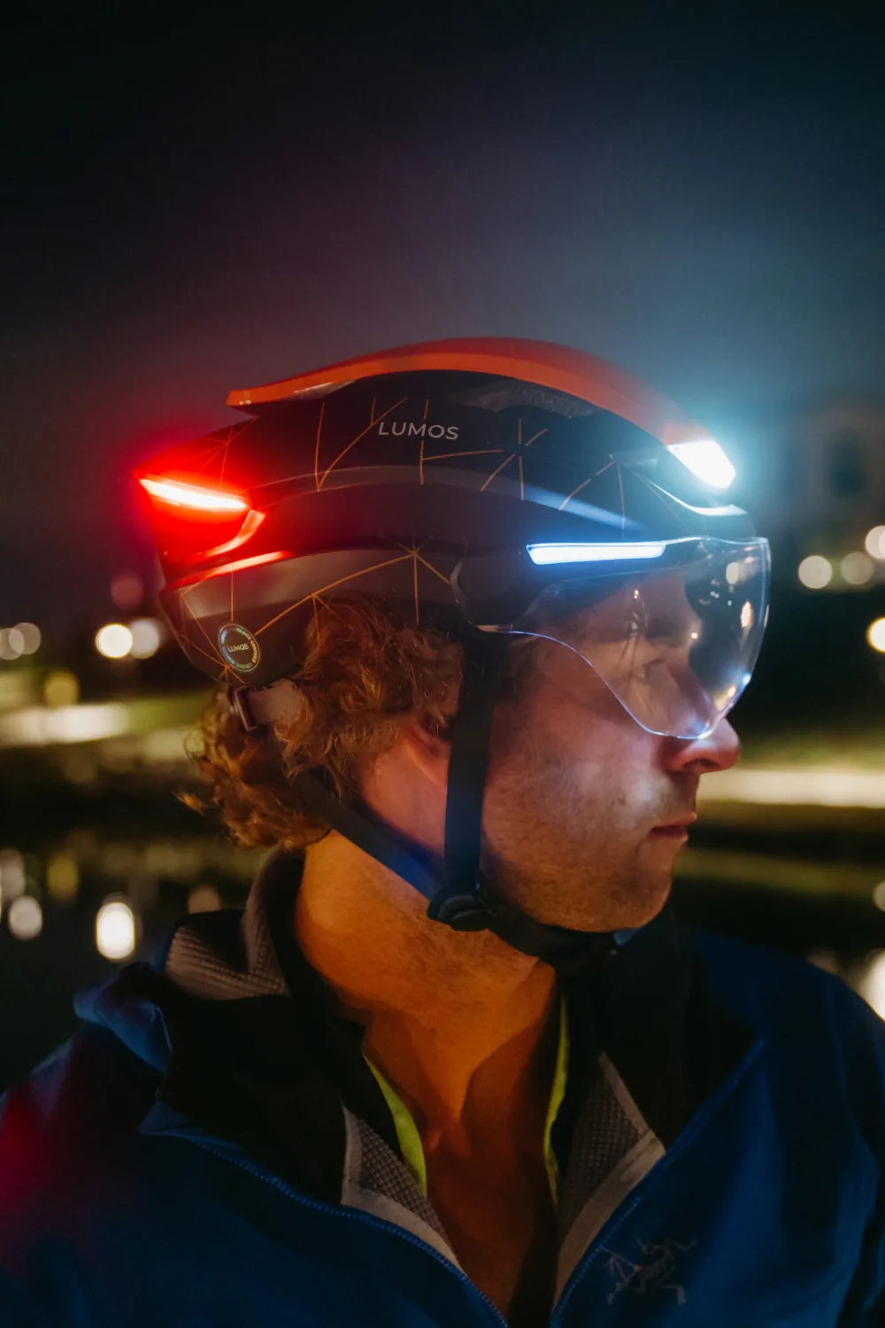 Radfahrer bei Nacht mit Lumos Ultra E-Bike in Cinder Trail und eingeschalteten Lichtern