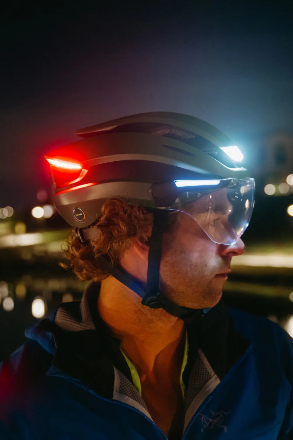 Radfahrer bei Nacht mit Lumos Ultra E-Bike in Emerald Green und eingeschalteten Lichtern