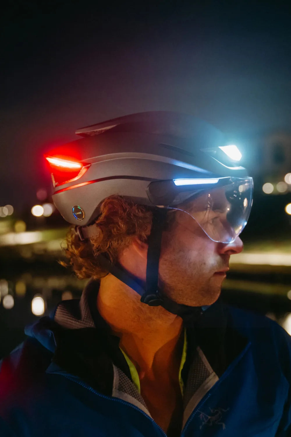Radfahrer bei Nacht mit Lumos Ultra E-Bike in Gunmetal Grey und eingeschalteten Lichtern