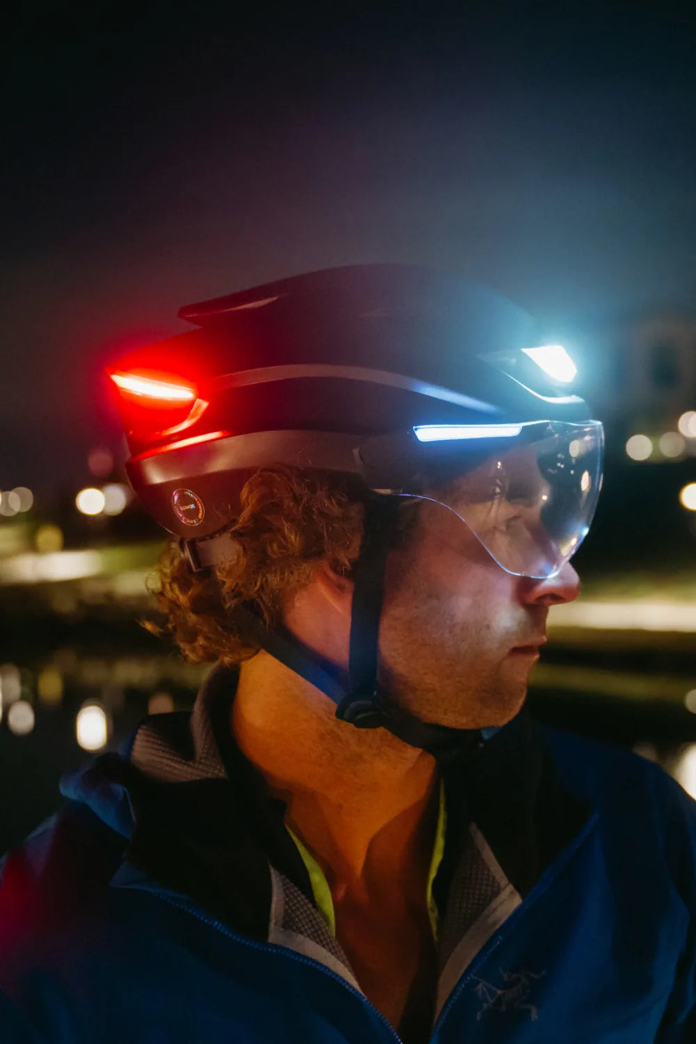 Radfahrer bei Nacht mit Lumos Ultra E-Bike in Onyx Black und eingeschalteten Lichtern