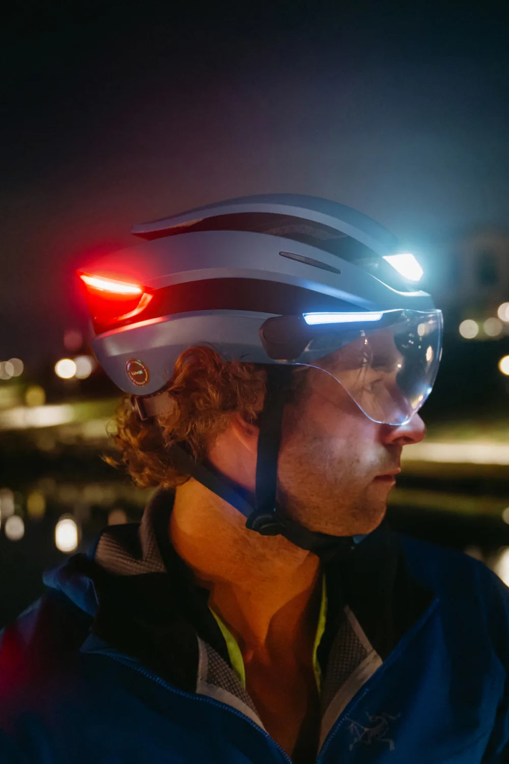 Radfahrer bei Nacht mit Lumos Ultra E-Bike in Space Blue und eingeschalteten Lichtern